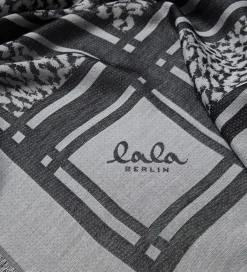 Tørklæde - Triangle Tilda - Swoosh Black/White|Lala Berlin Hot